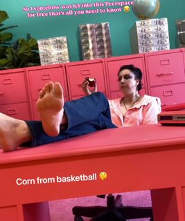 Malia Arrayah feet photo 1