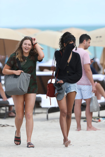 Malia Obama feet photo thumbnail