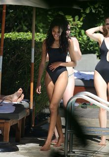 Malia Obama feet photo thumbnail