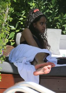 Malia Obama feet photo thumbnail