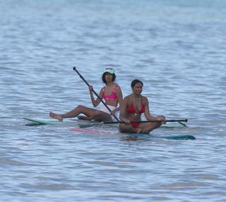 Malia Obama feet photo thumbnail