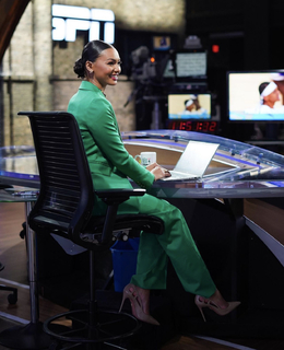 Malika Andrews feet photo thumbnail