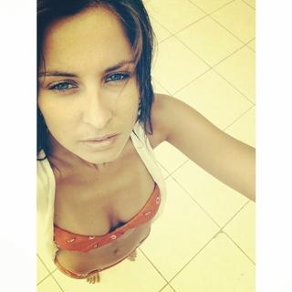 Malika Ménard feet photo thumbnail