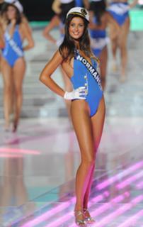 Malika Ménard feet photo thumbnail