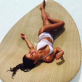 Malika Ménard feet photo thumbnail