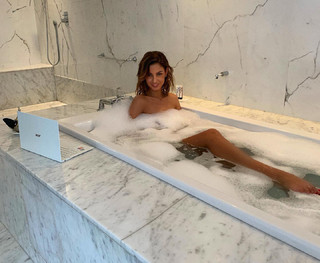 Malika Ménard feet photo thumbnail