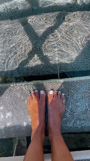 Malika Ménard feet photo thumbnail