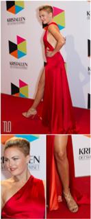 Malin Akerman feet photo thumbnail