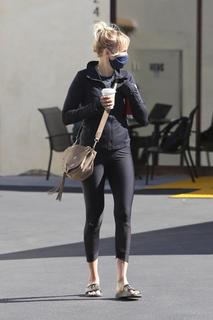Malin Akerman feet photo thumbnail