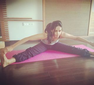 Mallika Sherawat feet photo thumbnail