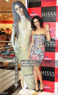 Mallika Sherawat feet photo thumbnail