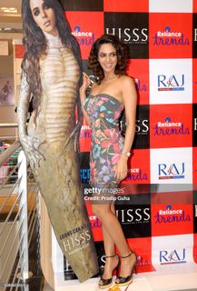 Mallika Sherawat feet photo thumbnail