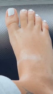 Malu Trevejo feet photo thumbnail