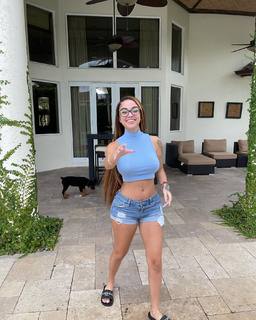 Malu Trevejo feet photo thumbnail