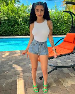 Malu Trevejo feet photo thumbnail