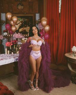 Malu Trevejo feet photo thumbnail