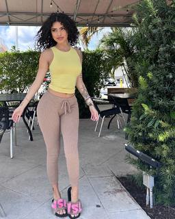 Malu Trevejo feet photo thumbnail
