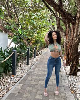 Malu Trevejo feet photo thumbnail