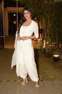 Malvika Sharma feet photo 10