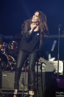 Malú feet photo 11