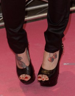 Malú feet photo 10