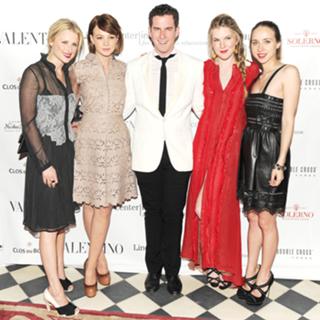 Mamie Gummer feet photo 20