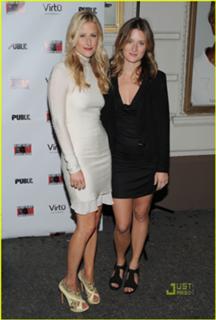 Mamie Gummer feet photo 1