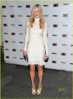 Mamie Gummer feet photo 3
