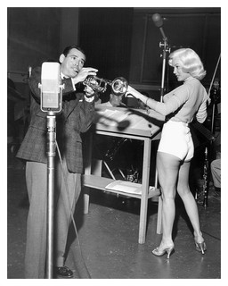 Mamie Van Doren feet photo 4