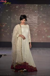 Mandira Bedi feet photo 3