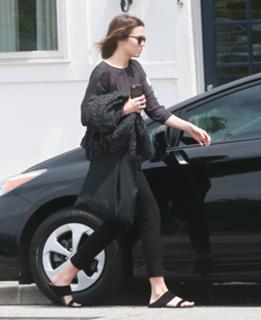 Mandy Moore feet photo thumbnail