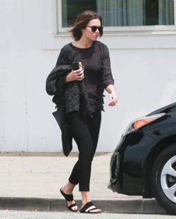 Mandy Moore feet photo thumbnail