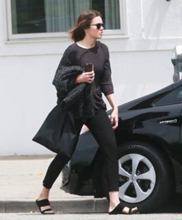 Mandy Moore feet photo thumbnail