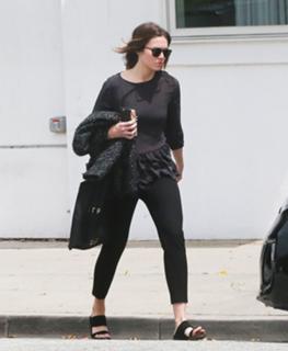 Mandy Moore feet photo thumbnail