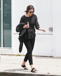 Mandy Moore feet photo thumbnail
