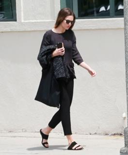Mandy Moore feet photo thumbnail