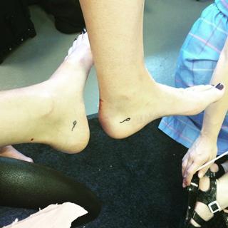 Mandy Moore feet photo thumbnail