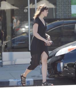 Mandy Moore feet photo thumbnail