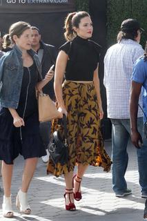 Mandy Moore feet photo thumbnail