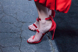 Mandy Moore feet photo thumbnail