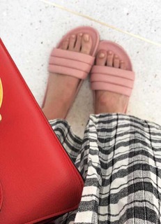 Mandy Moore feet photo thumbnail
