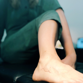 Mandy Moore feet photo thumbnail