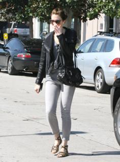 Mandy Moore feet photo thumbnail