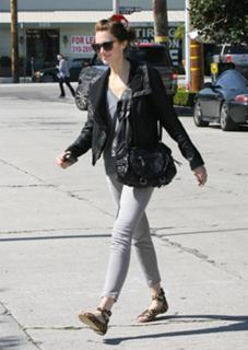 Mandy Moore feet photo thumbnail