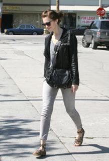 Mandy Moore feet photo thumbnail