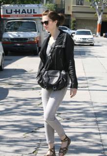 Mandy Moore feet photo thumbnail