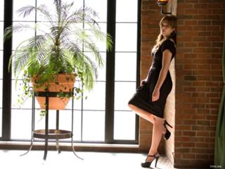 Mandy Moore feet photo thumbnail