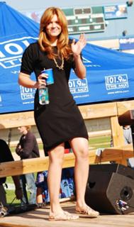 Mandy Moore feet photo thumbnail