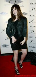 Mandy Moore feet photo thumbnail