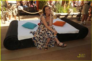 Mandy Moore feet photo thumbnail